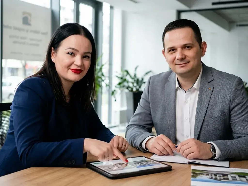 Egzona und Dritero Xhemshiti von IMMO DEX im Beratungsgespräch mit Tablet