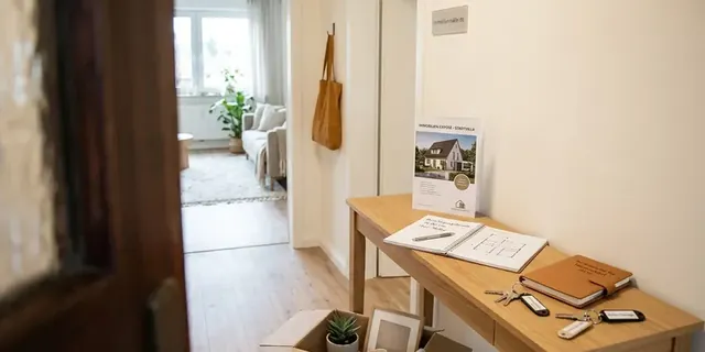 Leerer Flur mit Schlüsseln und Unterlagen - Immobilienverkauf bei Scheidung